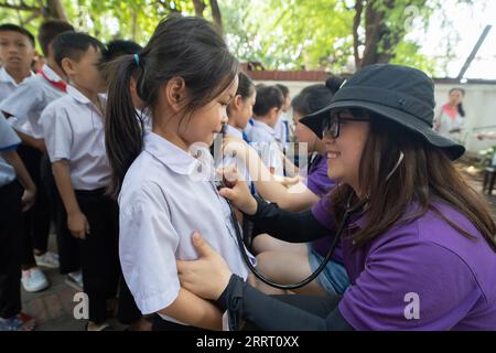 230621 -- VIENTIANE, 21. Juni 2023 -- Mitglieder eines chinesischen Ärzteteams führen an einer Grundschule in Luang Prabang, Laos, 17. Juni 2023 ein Screening von angeborenen Herzfehlern durch. Ein fünftägiges KHK-Screening- und Behandlungsprogramm wurde von einem chinesischen Ärzteteam in Laos durchgeführt, während Kinder mit chirurgischen Indikationen eine kostenlose Behandlung erhalten. ZU GEHEN MIT Feature: Lao Kinder erhalten CHD Screening, Behandlung durch chinesisches medizinisches TEAM Foto von /Xinhua LAOS-VIENTIANE-CHINESE MEDICAL TEAM-CHD-BEHANDLUNG KaikeoxSaiyasane PUBLICATIONxNOTxINxCHN Stockfoto