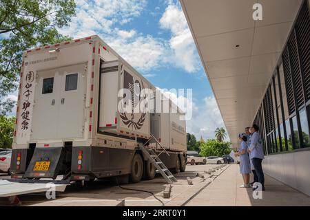 230621 -- VIENTIANE, 21. Juni 2023 -- Ein mobiles interventionelles Operationsmodul kommt im Mahosot Krankenhaus für die Behandlung von angeborenen Herzfehlern in Vientiane, Laos, 20. Juni 2023. Ein fünftägiges KHK-Screening- und Behandlungsprogramm wurde von einem chinesischen Ärzteteam in Laos durchgeführt, während Kinder mit chirurgischen Indikationen eine kostenlose Behandlung erhalten. ZU GEHEN MIT Feature: Lao Kinder erhalten CHD Screening, Behandlung durch chinesisches medizinisches TEAM Foto von /Xinhua LAOS-VIENTIANE-CHINESE MEDICAL TEAM-CHD-BEHANDLUNG KaikeoxSaiyasane PUBLICATIONxNOTxINxCHN Stockfoto