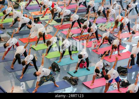 230621 -- PASAY CITY, 21. Juni 2023 -- Teilnehmer nehmen an einer Yoga-Session Teil, um den Internationalen Tag des Yoga in einem Einkaufszentrum in Pasay City, Philippinen, am 21. Juni 2023 zu feiern. 2014 wurde der 21. Juni von der UNO zum Internationalen Tag des Yoga erklärt. DER PHILIPPINEN-PASAY CITY-INTERNATIONALE YOGA-TAG ROUELLEXUMALI PUBLICATIONXNOTXINXCHN Stockfoto