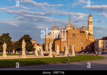 Blick auf den historischen Kanal, die Denkmäler und die Basilika des Heiligen Antonius auf dem Hauptplatz des Prato della Valle in der Altstadt von Padua, Italien - A Stockfoto