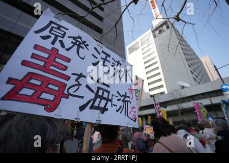 230623 -- TOKIO, 23. Juni 2023 -- Ein Schild mit der Aufschrift "nicht kontaminiertes Abwasser ins Meer werfen" ist während eines Protestes in der Nähe des Hauptquartiers der Tokyo Electric Power Company in Tokio, Japan, am 11. März 2023 abgebildet. Xinhua-Schlagzeilen: Japans Plan, nuklear verunreinigtes Wasser ins Meer zu schütten, weckt echte Godzilla Ängste ZhangxXiaoyu PUBLICATIONxNOTxINxCHN Stockfoto