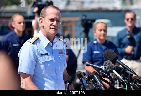 230623 -- WASHINGTON, D.C., 23. Juni 2023 -- ein Officer of Speaks während eines Pressebriefings in Boston, Massachusetts, USA, 22. Juni 2023. Am Donnerstag wurde bekannt gegeben, dass ein Trümmerfeld, das von Suchern in der Nähe der Titanic zu Beginn des Tages gefunden wurde, Trümmer des vermissten Titan-Tauchboots ist. Kurz vor der Ankündigung sagte OceanGate Expeditions, die US-amerikanische Firma, die das U-Boot besaß und Betrieb, in einer Erklärung, dass sie glaubte, dass die fünf Passagiere des U-Boots mit Titanic traurig verloren gegangen seien. Das U-Boot verschwand mehr als 600 Kilometer vor der Küste von ne Stockfoto