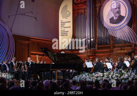 230623 -- MOSKAU, 23. Juni 2023 -- der chinesische Pianist Liu Shikun tritt bei der Eröffnung des 17. Internationalen Tschaikowsky-Wettbewerbs in Moskau, Russland, am 19. Juni 2023 auf. ZUM Spiel: Die aufregende Begegnung des Gelben Flusses und Schwanensee RUSSLAND-MOSKAU-CHINESISCHES PIANIST-KONZERT MengxJing PUBLICATIONxNOTxINxCHN Stockfoto