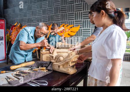 230623 -- CHANGSHA, 23. Juni 2023 -- Handwerker demonstrieren Drachenköpfe in der Stadt Quzici in der Stadt Miluo, Provinz Hunan in Zentralchina, 22. Juni 2023. MIT in ganz China: Verbinden Sie Tradition und Innovation beim Dragon Boat Festival CHINA-HUNAN-MILUO-DRAGON BOAT FESTIVAL CN ChenxSihan PUBLICATIONxNOTxINxCHN Stockfoto