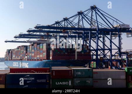 230624 -- ATHEN, 24. Juni 2023 -- dieses Foto vom 16. Februar 2023 zeigt das Terminal III des Piraeus Container Terminal S.A. PCT in Piräus, Griechenland. Ein maßgeschneiderter Sit-Ski-Rollstuhl, der von Piraeus Container Terminal PCT in Griechenland, einer Tochtergesellschaft von Chinas COSCO Shipping, gespendet wird, hilft dem alpinen Skier George Sfaltos, seinen Traum zu verwirklichen, an den Paralympischen Winterspielen Milano Cortina 2026 teilzunehmen. ZU DIESEM Feature: Piraeus Container Terminal hilft griechischen paralympischen Athleten seinen Traum zu verwirklichen GRIECHENLAND-ATHEN-CHINA-PCT-SIT-SKI ROLLSTUHL-GRIECHISCHE PARALYMPISCHE ATHLETEN-SPENDE MariosxLolos PUBLICATIONxNOT Stockfoto