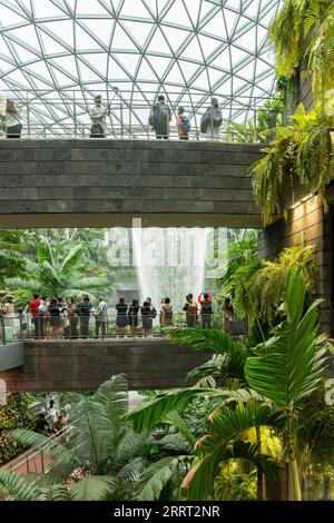 Singapur - August 29,2023: Der Jewel Changi Airport ist ein naturbelassener Unterhaltungs- und Einzelhandelskomplex, der von einem Passagier umgeben ist und mit ihm verbunden ist Stockfoto