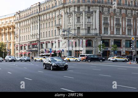 230626 -- MOSKAU, 26. Juni 2023 -- Fahrzeuge werden auf einer Straße in Moskau, Russland, gesehen, 26. Juni 2023. Das rechtliche Regime der Terrorismusbekämpfung gegen die private Wagner-Militäreinheit sei in Moskau und in der Region Moskau aufgrund der Normalisierung der aktuellen Situation abgesagt worden, sagte die russische Regierung. RUSSLAND-MOSKAU-ANTITERROROPERATION-CANCEL BAIXXUEQI PUBLICATIONXNOTXINXCHN Stockfoto