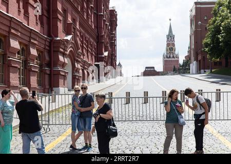 230626 -- MOSKAU, 26. Juni 2023 -- Menschen machen Fotos in der Nähe des Roten Platzes in Moskau, Russland, 26. Juni 2023. Das rechtliche Regime der Terrorismusbekämpfung gegen die private Wagner-Militäreinheit sei in Moskau und in der Region Moskau aufgrund der Normalisierung der aktuellen Situation abgesagt worden, sagte die russische Regierung. RUSSLAND-MOSKAU-ANTITERROROPERATION-CANCEL BAIXXUEQI PUBLICATIONXNOTXINXCHN Stockfoto