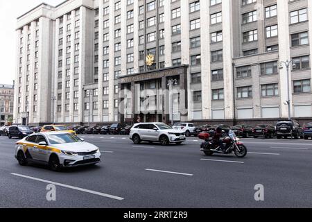 230626 -- MOSKAU, 26. Juni 2023 -- Fahrzeuge werden auf einer Straße in Moskau, Russland, gesehen, 26. Juni 2023. Das rechtliche Regime der Terrorismusbekämpfung gegen die private Wagner-Militäreinheit sei in Moskau und in der Region Moskau aufgrund der Normalisierung der aktuellen Situation abgesagt worden, sagte die russische Regierung. RUSSLAND-MOSKAU-ANTITERROROPERATION-CANCEL BAIXXUEQI PUBLICATIONXNOTXINXCHN Stockfoto