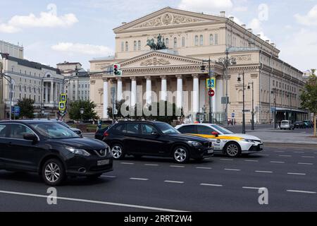 230626 -- MOSKAU, 26. Juni 2023 -- Fahrzeuge werden auf einer Straße in Moskau, Russland, gesehen, 26. Juni 2023. Das rechtliche Regime der Terrorismusbekämpfung gegen die private Wagner-Militäreinheit sei in Moskau und in der Region Moskau aufgrund der Normalisierung der aktuellen Situation abgesagt worden, sagte die russische Regierung. RUSSLAND-MOSKAU-ANTITERROROPERATION-CANCEL BAIXXUEQI PUBLICATIONXNOTXINXCHN Stockfoto