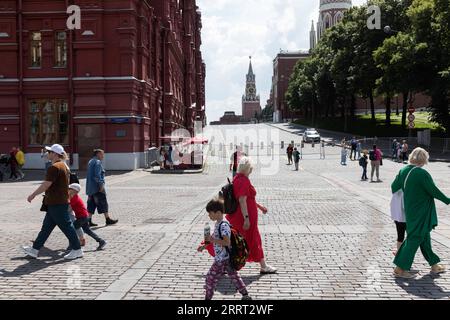 230626 -- MOSKAU, 26. Juni 2023 -- Menschen laufen in der Nähe des Roten Platzes in Moskau, Russland, 26. Juni 2023. Das rechtliche Regime der Terrorismusbekämpfung gegen die private Wagner-Militäreinheit sei in Moskau und in der Region Moskau aufgrund der Normalisierung der aktuellen Situation abgesagt worden, sagte die russische Regierung. RUSSLAND-MOSKAU-ANTITERROROPERATION-CANCEL BAIXXUEQI PUBLICATIONXNOTXINXCHN Stockfoto