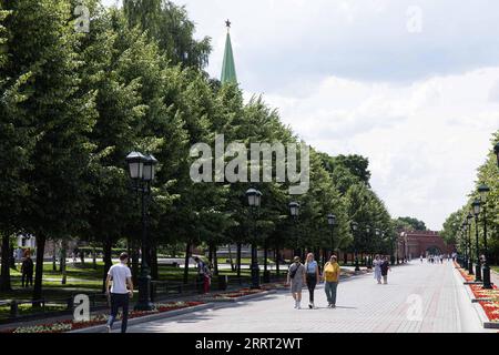 230626 -- MOSKAU, 26. Juni 2023 -- Menschen laufen in der Nähe des Roten Platzes in Moskau, Russland, 26. Juni 2023. Das rechtliche Regime der Terrorismusbekämpfung gegen die private Wagner-Militäreinheit sei in Moskau und in der Region Moskau aufgrund der Normalisierung der aktuellen Situation abgesagt worden, sagte die russische Regierung. RUSSLAND-MOSKAU-ANTITERROROPERATION-CANCEL BAIXXUEQI PUBLICATIONXNOTXINXCHN Stockfoto