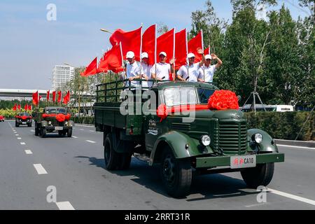 230627 -- CHANGCHUN, 27. Juni 2023 -- Eine Flotte von Jiefang-LKWs verschiedener Generationen paraden, um das bevorstehende 70-jährige Bestehen ihres Herstellers FAW Group in Changchun, nordöstliche Provinz Jilin, 26. Juni 2023 zu feiern. FAW Jiefang ist die Lkw-Tochter des führenden chinesischen Automobilherstellers FAW Group, einem 1953 in Changchun gegründeten Staatsunternehmen. Es wird auch als Wiege der chinesischen Automobilindustrie bezeichnet. CHINA-JILIN-CHANGCHUN-FAW-JUBILÄUMSFEIER CN XUXCHANG PUBLICATIONXNOTXINXCHN Stockfoto