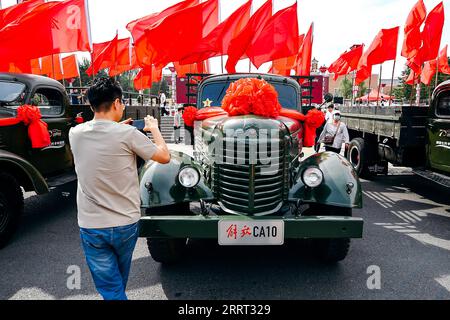230627 -- CHANGCHUN, 27. Juni 2023 -- Ein Mann fotografiert Jiefang-LKWs verschiedener Generationen während einer Veranstaltung zur Feier des bevorstehenden 70-jährigen Jubiläums ihres Herstellers FAW Group in Changchun, nordöstliche Provinz Jilin, 26. Juni 2023. FAW Jiefang ist die Lkw-Tochter des führenden chinesischen Automobilherstellers FAW Group, einem 1953 in Changchun gegründeten Staatsunternehmen. Es wird auch als Wiege der chinesischen Automobilindustrie bezeichnet. CHINA-JILIN-CHANGCHUN-FAW-JUBILÄUMSFEIER CN XUXCHANG PUBLICATIONXNOTXINXCHN Stockfoto