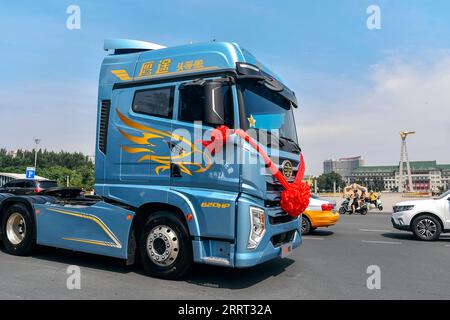 230627 -- CHANGCHUN, 27. Juni 2023 -- Ein Jiefang Truck wird während einer Parade anlässlich des bevorstehenden 70. Jahrestages seines Herstellers FAW Group in Changchun, nordöstliche Provinz Jilin, 26. Juni 2023, abgebildet. FAW Jiefang ist die Lkw-Tochter des führenden chinesischen Automobilherstellers FAW Group, einem 1953 in Changchun gegründeten Staatsunternehmen. Es wird auch als Wiege der chinesischen Automobilindustrie bezeichnet. CHINA-JILIN-CHANGCHUN-FAW-JUBILÄUMSFEIER CN XUXCHANG PUBLICATIONXNOTXINXCHN Stockfoto