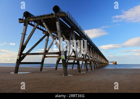 Blick auf einen Strand und einen Holzpier an einem sonnigen Tag, Hartlepool, England, Großbritannien. Stockfoto