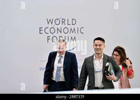 230627 -- TIANJIN, 27. Juni 2023 -- Teilnehmer gehen zum Veranstaltungsort des 14. Jahrestreffens der Neuen Champions, auch bekannt als Summer Davos, in der nordchinesischen Gemeinde Tianjin, 27. Juni 2023. Die 14. Jahrestagung der Neuen Champions wurde hier am Dienstag eröffnet. SOMMER DAVOSCHINA-TIANJIN-SOMMER DAVOS-ERÖFFNUNG CN LIXXIN PUBLICATIONXNOTXINXCHN Stockfoto