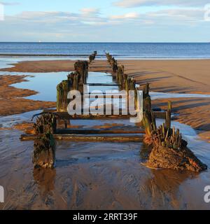 Reste einer alten Industrieleitung, die ins Meer führt, Hartlepool, County Durham, England, Vereinigtes Königreich. Stockfoto