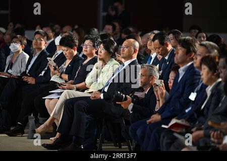 230627 -- TIANJIN, 27. Juni 2023 -- Gäste nehmen an einer Sitzung zum Thema "die Zukunft der Gürtel- und Straßeninitiative" auf der 14. Jahrestagung der Neuen Champions, auch bekannt als Summer Davos, in der nordchinesischen Gemeinde Tianjin, 27. Juni 2023, Teil. SOMMER DAVOSCHINA-TIANJIN-SOMMER DAVOS-SESSION CN LIXRAN PUBLICATIONXNOTXINXCHN Stockfoto