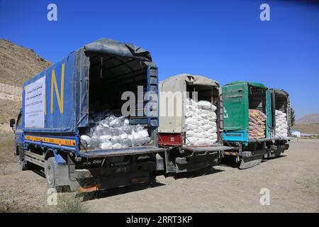 230628 -- PUL-E-ALAM, 28. Juni 2023 -- dieses Foto, das am 21. Juni 2023 aufgenommen wurde, zeigt Lebensmittel, die von MCC-JCL Aynak Minerals Company Ltd. Gespendet wurden MJAM anlässlich des Eid al-Adha oder des Opferfestes in der Provinz Logar, Afghanistan. Eine Menge bedürftiger Afghanen aus der östlichen Provinz Logar versammelte sich in der Basis Mosi Aynak der MCC-JCL Aynak Minerals Company Ltd MJAM am 21. Juni, um ein Paket mit Lebensmitteln zu erhalten, die von der chinesischen Bergbaufirma vor dem Eid al-Adha oder dem Opferfest, das dieses Jahr am 28. Juni in Afghanistan stattfindet, geliefert werden. ZUM Feature: Afghanen loben chinesische Compa Stockfoto