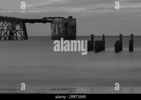 Schwarz-weiß-Bild eines alten, heruntergekommenen Industriepiers in Hartlepool, England, Großbritannien. Stockfoto