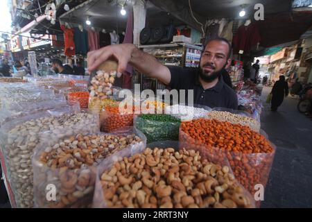 230627 -- GAZA, 27. Juni 2023 -- Ein Verkäufer verkauft Nüsse auf einem Markt vor Eid al-Adha im südlichen Gazastreifen Rafah, am 27. Juni 2023. Foto: /Xinhua MIDEAST-GAZA-RAFAH-EID AL-ADHA-MARKET KhaledxOmar PUBLICATIONxNOTxINxCHN Stockfoto