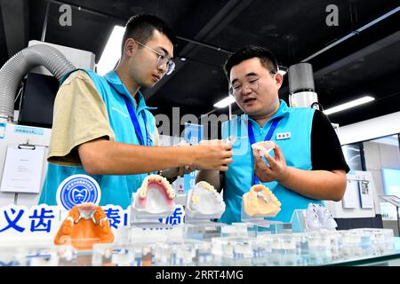 230629 -- RIZHAO, 29. Juni 2023 -- Mitarbeiter diskutieren die Forschung und Entwicklung von Prothesen in einem Industriepark in der Hi-Tech Industrial Development Zone Rizhao in der ostchinesischen Provinz Shandong, 29. Juni 2023. Die Rizhao Hi-Tech Industrial Development Zone hat erfolgreich neue Wachstumstreiber aktiviert, indem sie den Schwerpunkt auf High-End-Technologie und Innovation gelegt hat. Durch die Annahme von Maßnahmen wie die Verbesserung des Unternehmensumfelds, die Anziehung neuer Investitionen und die Förderung des Zustroms von Spitzentalenten hat sie wirksam ein System der industriellen Entwicklung mit Schlüsselaspekten geschaffen Stockfoto