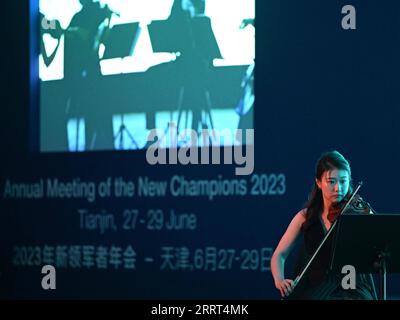 230629 -- TIANJIN, 29. Juni 2023 -- ein Künstler tritt beim Abschlusskonzert des 14. Jahrestreffens der Neuen Champions, auch bekannt als Summer Davos, in der nordchinesischen Gemeinde Tianjin, am 29. Juni 2023 auf. SOMMER DAVOSCHINA-TIANJIN-SOMMER DAVOS-CLOSINGCN ZHAOXZISHUO PUBLICATIONXNOTXINXCHN Stockfoto