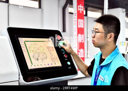 230629 -- RIZHAO, 29. Juni 2023 -- Ein Mitarbeiter betreibt eine Maschine zur Herstellung von Prothesen in einem Industriepark in Rizhao Hi-Tech Industrial Development Zone der Stadt Rizhao in der ostchinesischen Provinz Shandong, 29. Juni 2023. Die Rizhao Hi-Tech Industrial Development Zone hat erfolgreich neue Wachstumstreiber aktiviert, indem sie den Schwerpunkt auf High-End-Technologie und Innovation gelegt hat. Durch die Annahme von Maßnahmen wie die Verbesserung des Unternehmensumfelds, die Anziehung neuer Investitionen und die Förderung des Zustroms von Spitzentalenten hat sie wirksam ein System der industriellen Entwicklung geschaffen, das Schlüsselsektoren in diesem Bereich umfasst Stockfoto