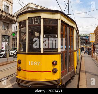 Mailand, Italien - 21. April 2023: Typische gelbe Straßenbahn Nr. 19 in der Straße Stockfoto