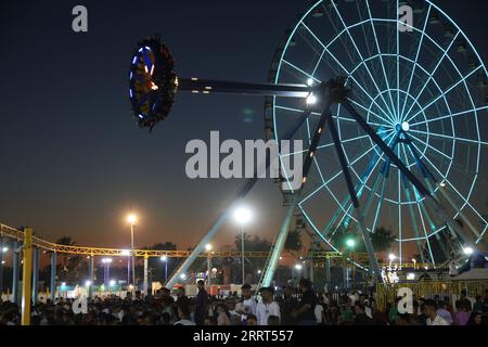 230629 -- BAGDAD, 29. Juni 2023 -- die Leute verbringen Zeit in einem Vergnügungspark während des Eid al-Adha Urlaubs in Bagdad, Irak, am 29. Juni 2023. IRAK-BAGDAD-EID AL-ADHA-HOLIDAY KHALILXDAWOOD PUBLICATIONXNOTXINXCHN Stockfoto