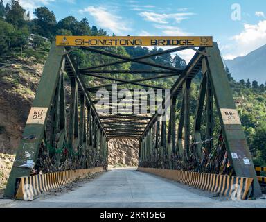 30. August 2023, Himachal Pradesh, Indien. Die Shongtong-Brücke erstreckt sich über den Satluj-Fluss in Kinnaur, Himachal Pradesh, der 9.000 Meter über dem Meeresspiegel liegt Stockfoto