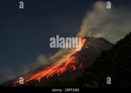 Bilder des Jahres 2023, News 07 Juli News Themen der Woche KW26 230702 -- YOGYAKARTA, 2. Juli 2023 -- dieses am 1. Juli 2023 aufgenommene Langzeitfoto zeigt vulkanische Materialien, die vom Mount Merapi aus dem Purwobinangun-Dorf im Bezirk Sleman, Yogyakarta, Indonesien, spucken. Foto von /Xinhua INDONESIA-YOGYAKARTA-MOUNT MERAPI-ERUPTION PriyoxUtomo PUBLICATIONxNOTxINxCHN Stockfoto