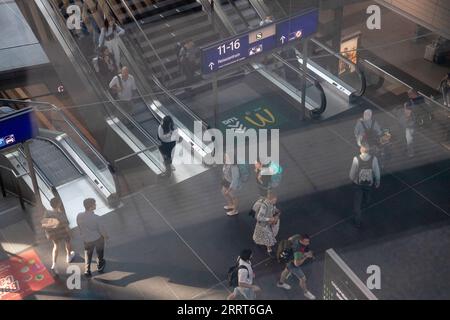 Berlin, Deutschland. September 2023. Reisende sind am Berliner Hauptbahnhof unterwegs. Nach einem mutmaßlichen Brandanschlag müssen Bahnreisende am Samstag noch mit Einschränkungen auf der Bahnstrecke zwischen Hamburg und Berlin rechnen. Unbekannte Täter zündeten drei Kabelschächte auf Eisenbahnstrecken an. Quelle: Paul Zinken/dpa/Alamy Live News Stockfoto