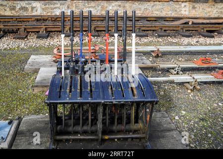 Traditionelle manuelle Hebelschaltanlagen zum Wechseln von Bahnhöfen und Kreuzungen am Bahnhof Aviemore, Schottland, Großbritannien. Stockfoto