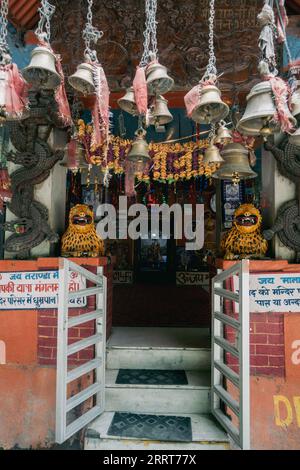 30. August 2023, Himachal Pradesh, Indien.Szene des Hindu-Tempels in Indien mit Glocken und verzierten roten Tüchern, Verehrung der indischen Göttin Stockfoto