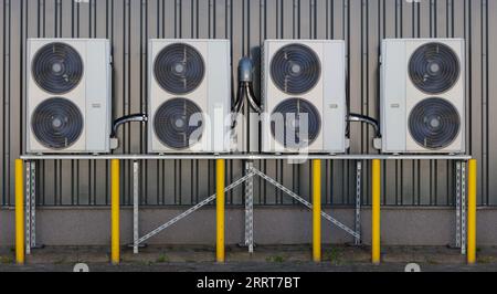 Mehrere Klimaanlagen im Außenbereich des Gebäudes für effiziente Kühlung Stockfoto