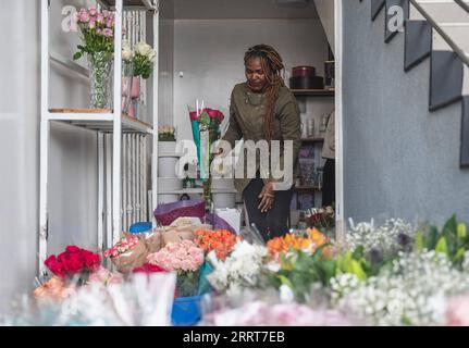 230704 -- NAIROBI, 4. Juli 2023 -- am 4. Juli 2023 arrangiert Ein Händler Blumen in einem Blumenladen in Nairobi, Kenia. Kenia ist einer der weltweit führenden Exporteure von Schnittblumen. Seine Blumenexporte gehören neben Tee, Diaspora-Überweisungen und Tourismus zu den wichtigsten Devisenquellen. KENYA-NAIROBI-FLOWER VENDOR WangxGuansen PUBLICATIONxNOTxINxCHN Stockfoto