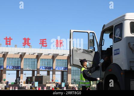 230706 -- HOHHOT, 6. Juli 2023 -- dieses Foto, das am 6. Juli 2023 aufgenommen wurde, zeigt einen Lastwagen, der im Hafen Ganqmod in der Stadt Bayannur, Nordchinas Autonome Region Innere Mongolei, unter Kontrolle ist. MIT China-Mongolei Grenzhafen-Handles Rekordhohes Warenvolumen in H1 CHINA-INNERE MONGOLEI-GANQMOD HAFENGUT-VOLUMEN CN LixYunping PUBLICATIONxNOTxINxCHN Stockfoto