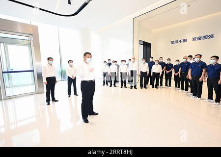230706 -- SUZHOU, 6. Juli 2023 -- der chinesische Präsident Xi Jinping, ebenfalls Generalsekretär des Zentralkomitees der Kommunistischen Partei Chinas und Vorsitzender der Zentralen Militärkommission, besucht am 5. Juli 2023 ein High-Tech-Unternehmen in Suzhou, der ostchinesischen Provinz Jiangsu. XI inspizierte die Stadt Suzhou von Mittwochnachmittag bis Donnerstagmorgen. CHINA-JIANGSU-SUZHOU-XI JINPING-INSPECTION CN XIEXHUANCHI PUBLICATIONXNOTXINXCHN Stockfoto