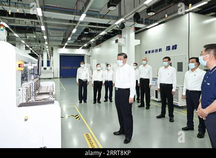 230706 -- SUZHOU, 6. Juli 2023 -- der chinesische Präsident Xi Jinping, ebenfalls Generalsekretär des Zentralkomitees der Kommunistischen Partei Chinas und Vorsitzender der Zentralen Militärkommission, besucht am 5. Juli 2023 ein High-Tech-Unternehmen in Suzhou, der ostchinesischen Provinz Jiangsu. XI inspizierte die Stadt Suzhou von Mittwochnachmittag bis Donnerstagmorgen. CHINA-JIANGSU-SUZHOU-XI JINPING-INSPECTION CN XIEXHUANCHI PUBLICATIONXNOTXINXCHN Stockfoto