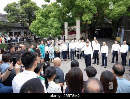 230706 -- SUZHOU, 6. Juli 2023 -- der chinesische Präsident Xi Jinping, ebenfalls Generalsekretär des Zentralkomitees der Kommunistischen Partei Chinas und Vorsitzender der Zentralen Militärkommission, besucht am 6. Juli 2023 einen historischen und kulturellen Block der Pingjiang Road in Suzhou, der ostchinesischen Provinz Jiangsu. XI inspizierte die Stadt Suzhou von Mittwochnachmittag bis Donnerstagmorgen. CHINA-JIANGSU-SUZHOU-XI JINPING-INSPECTION CN YANXYAN PUBLICATIONXNOTXINXCHN Stockfoto