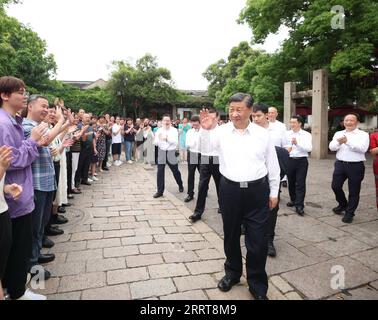 230706 -- SUZHOU, 6. Juli 2023 -- der chinesische Präsident Xi Jinping, ebenfalls Generalsekretär des Zentralkomitees der Kommunistischen Partei Chinas und Vorsitzender der Zentralen Militärkommission, besucht am 6. Juli 2023 einen historischen und kulturellen Block der Pingjiang Road in Suzhou, der ostchinesischen Provinz Jiangsu. XI inspizierte die Stadt Suzhou von Mittwochnachmittag bis Donnerstagmorgen. CHINA-JIANGSU-SUZHOU-XI JINPING-INSPECTION CN JUXPENG PUBLICATIONXNOTXINXCHN Stockfoto