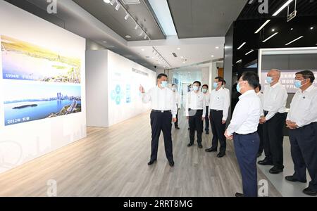230706 -- SUZHOU, 6. Juli 2023 -- der chinesische Präsident Xi Jinping, ebenfalls Generalsekretär des Zentralkomitees der Kommunistischen Partei Chinas und Vorsitzender der Zentralen Militärkommission, besucht das Ausstellungszentrum des Suzhou Industrieparks in Suzhou, Ostchinesische Provinz Jiangsu, 5. Juli 2023. XI inspizierte die Stadt Suzhou von Mittwochnachmittag bis Donnerstagmorgen. CHINA-JIANGSU-SUZHOU-XI JINPING-INSPECTION CN XIEXHUANCHI PUBLICATIONXNOTXINXCHN Stockfoto