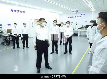 230706 -- SUZHOU, 6. Juli 2023 -- der chinesische Präsident Xi Jinping, ebenfalls Generalsekretär des Zentralkomitees der Kommunistischen Partei Chinas und Vorsitzender der Zentralen Militärkommission, besucht am 5. Juli 2023 ein High-Tech-Unternehmen in Suzhou, der ostchinesischen Provinz Jiangsu. XI inspizierte die Stadt Suzhou von Mittwochnachmittag bis Donnerstagmorgen. CHINA-JIANGSU-SUZHOU-XI JINPING-INSPECTION CN JUXPENG PUBLICATIONXNOTXINXCHN Stockfoto