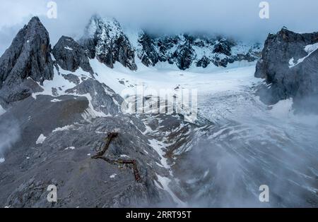 230707 -- LIJIANG, 7. Juli 2023 -- dieses Luftbild vom 16. Juni 2023 zeigt einen Blick auf den Baishui-Gletscher Nr. 1 auf dem Yulong-Schneeberg in der Stadt Lijiang, Provinz Yunnan im Südwesten Chinas. Die Forschungsstation Yulong Snow Mountain Cryosphere and Sustainable Development Field Science Observation and Research Station, die vom Northwest Institute of Eco-Environment and Resources of Chinese Academy of Sciences eingerichtet wurde, befindet sich in Lijiang City in der Provinz Yunnan im Südwesten Chinas. Seit 2006 überwachen Forscher regelmäßig den Zustand des Baishui River No. 1 Glacier und seiner Umgebung Stockfoto