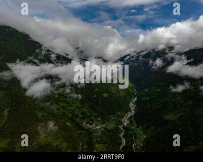 230707 -- GONGSHAN, 7. Juli 2023 -- dieses Luftbild, das am 5. Juli 2023 aufgenommen wurde, zeigt einen Blick auf das Dorf Qiunatong in der Gemeinde Bingzhongluo in Gongshan Dulong und dem Autonomen Kreis Nu, Autonome Präfektur Lisu in Nujiang, Provinz Yunnan im Südwesten Chinas. Der Fluss Nujiang, der von den Tanggula-Bergen auf dem Qinghai-Tibet-Plateau abfällt, schlängelt sich durch die majestätischen Berge von Yunnan, wo sich ein prächtiger Canyon bildet. An der nördlichsten Spitze des Nujiang River Canyon liegt das Dorf Qiunatong, das eine einzigartige Bibliothek namens Banshan Huayu Half Hill Flower Talks beherbergt. T Stockfoto