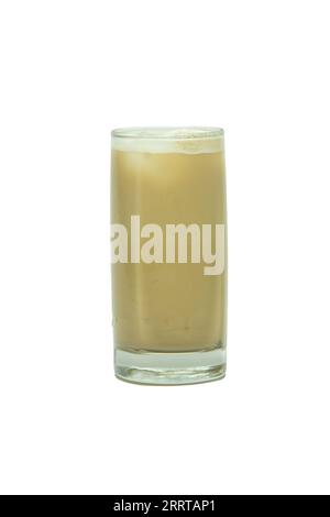 Latte Macchiato-Kaffee in einer transparenten Glasschale mit Eiswürfeln auf weißem Hintergrund Stockfoto