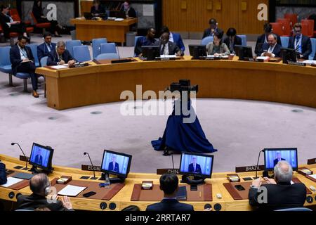 230711 -- VEREINTEN NATIONEN, 11. Juli 2023 -- Hans Grundberg auf den Bildschirmen, UN-Sondergesandter für den Jemen, erläutert eine Sitzung des UN-Sicherheitsrates zur Situation im Jemen am 10. Juli 2023 im UN-Hauptquartier in New York. Der UN-Sondergesandte für den Jemen Hans Grundberg forderte am Montag die kriegführenden Parteien im Jemen auf, sich um einen ernsthaften Durchbruch in den laufenden Gesprächen zur Beendigung des Konflikts im Land zu bemühen. Loey Felipe/UN Foto/Handout via Xinhua UN-SICHERHEITSRAT-SITZUNG-SITUATION IM JEMEN MaoxLei PUBLICATIONxNOTxINxCHN Stockfoto