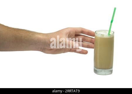 Die männliche Hand reicht, um ein Glas Kaffee auf weißem Hintergrund zu ergattern, Latte Macchiato Stockfoto